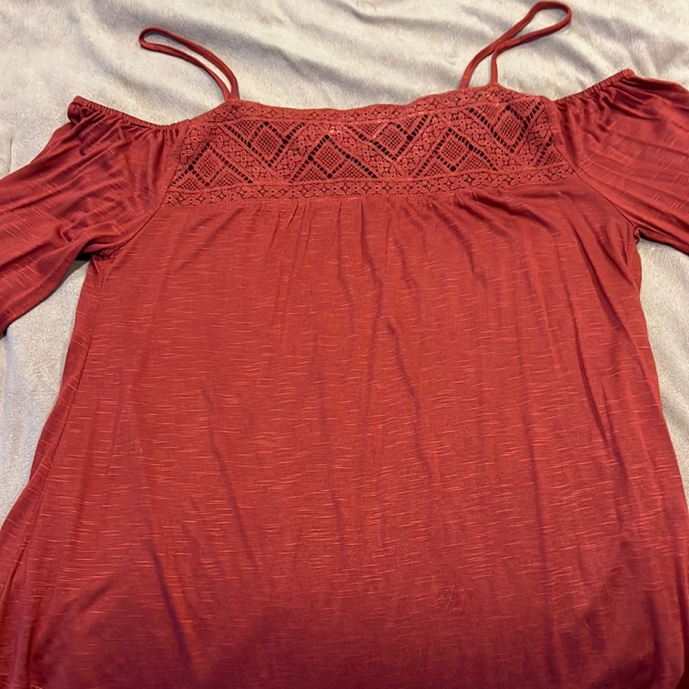 Size  medium Rust  of the shoulder top EUC
